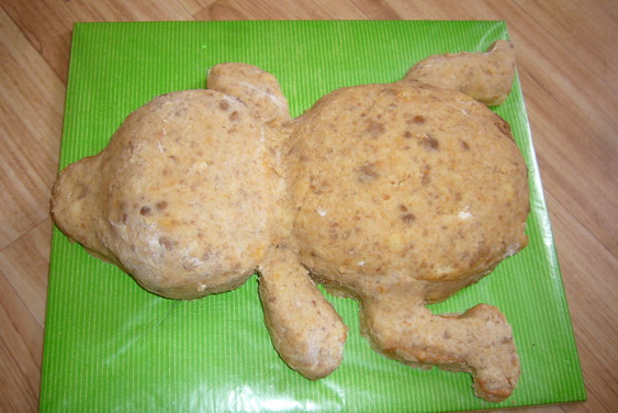 Připravený korpus 3D dortu panda na potahování marcipánem.