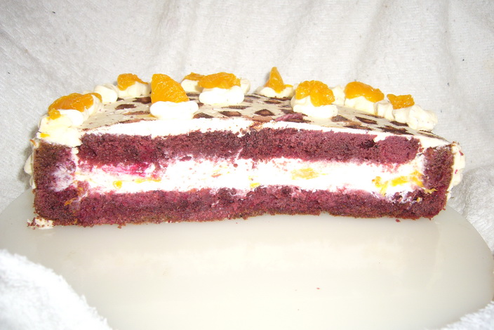 Dort Red Velvet a jiný způsob naplnění zakysanou smetanou a šlehačkou.